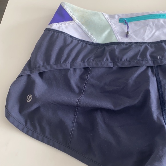 Lulu Lemon size 4 shorts with built in lining - Picture 6 of 8